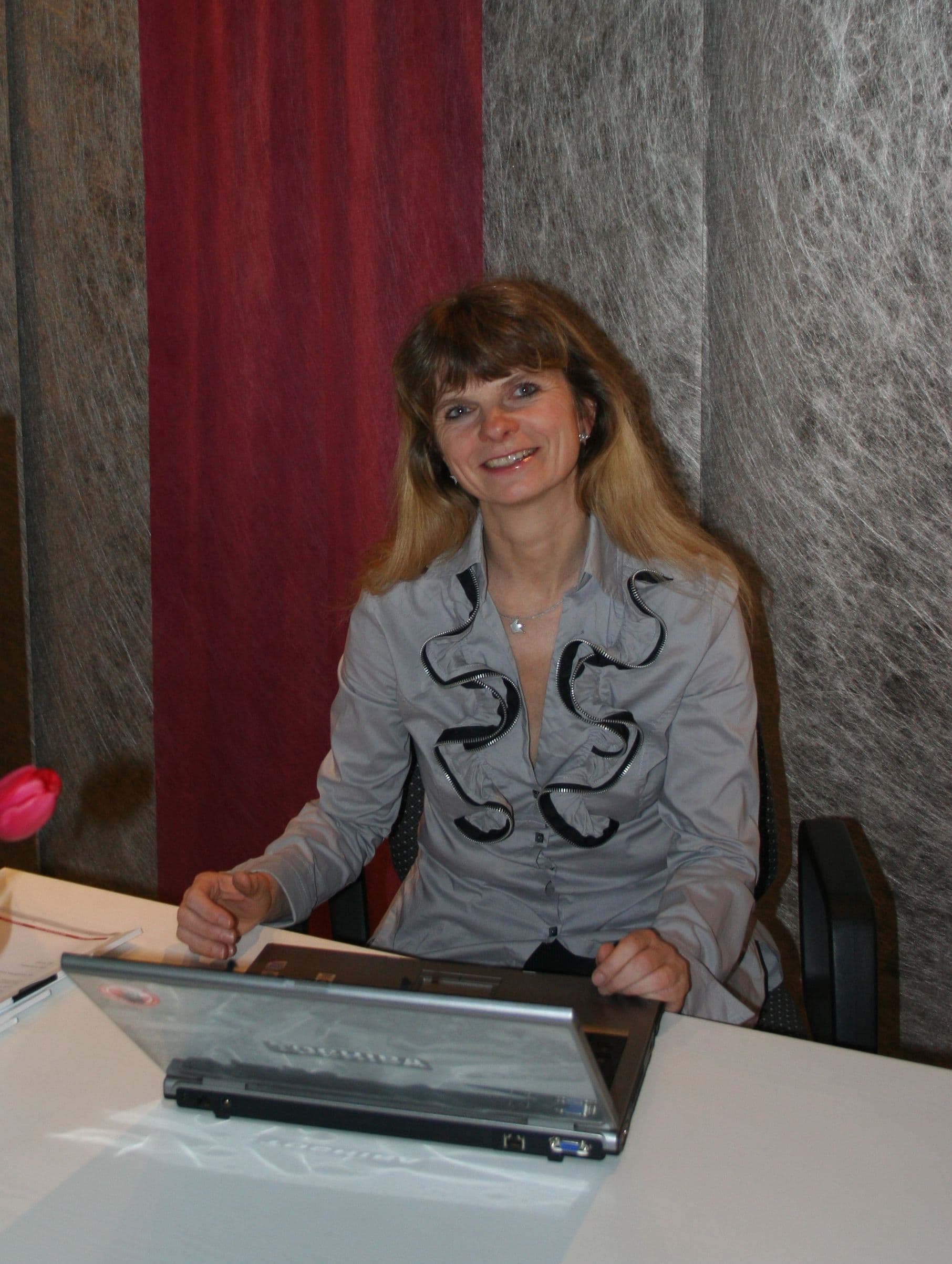 Porträt von Dita Kampf, Inhaberin von DiKa Immobilien, in warmem Tageslicht.